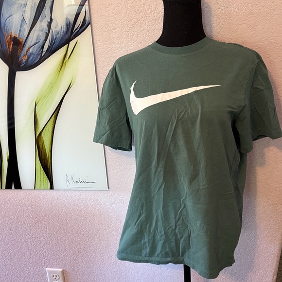 Nike Tops - shirt size medium